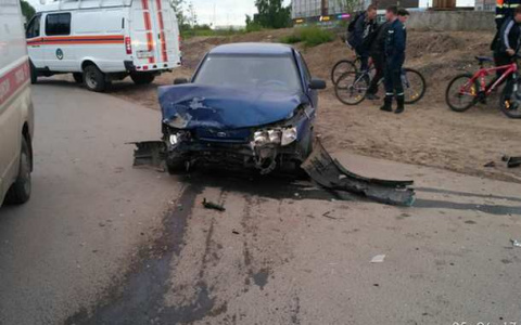 В Сыктывкаре возле крупного ТЦ автомобиль "Мазда" лоб в лоб столкнулся с ВАЗом (фото)