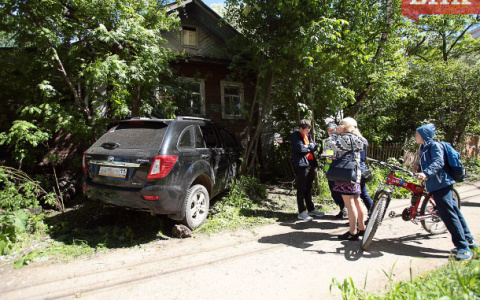 В Сыктывкаре Lifan влетел в частный дом (фото)