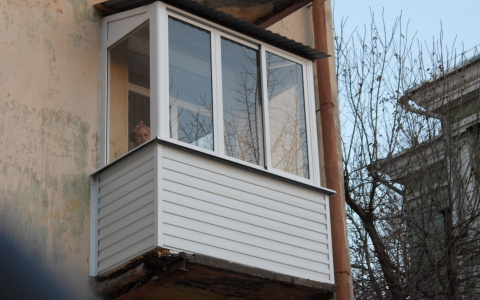 В Сыктывкаре пьяный мужчина пытался выкинуть младенца с балкона