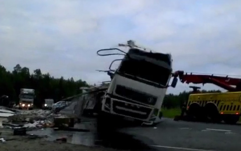 Появилось видео с места ДТП в Коми, где водитель фуры раскроил себе череп
