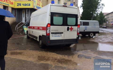 В Сыктывкаре пьяный мужчина лежал на перекрестке и звал на помощь (фото)