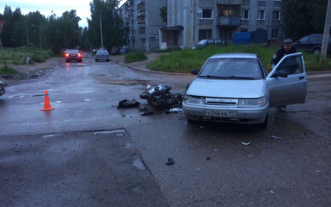 В Сыктывкаре ВАЗ снес подростка на скутере, парень госпитализирован (фото)