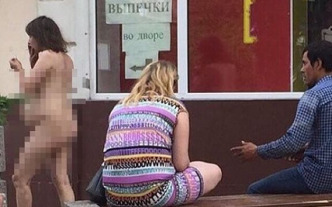 В Ростове голая девушка на последних месяцах беременности шла по улице и курила