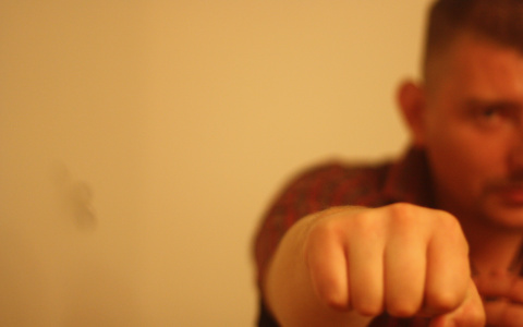 В Коми мужчина избил знакомую за просьбу вернуть ей телефон