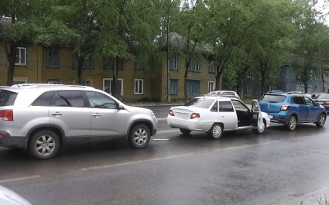 Из-за женщины в центре Сыктывкара столкнулись три автомобиля, есть пострадавшие