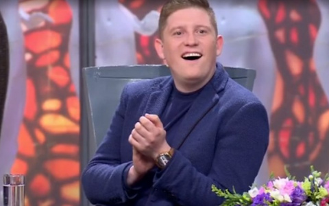 Сыктывкарский шоумен заставил подругу переодеться на глазах у миллиона зрителей