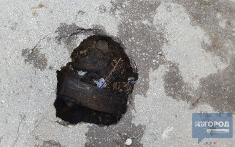 В Сыктывкаре под колесами машин провалился асфальт (фото)