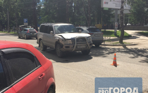 В центре Сыктывкара внедорожник с «блатным» номером снес машины, как кегли в боулинге (видео)