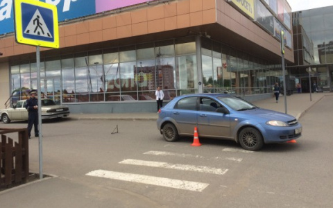 В Сыктывкаре автоледи сбила ребенка на велосипеде возле крупного ТЦ (фото)