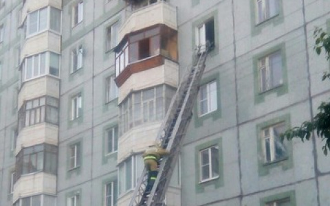 В Сыктывкаре пьяный мужчина заперся в горящей квартире и не пускал пожарных