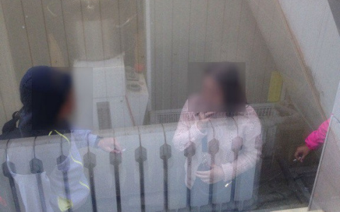 Сыктывкарцы сняли, как 12-летняя девочка стоит на улице и невозмутимо курит