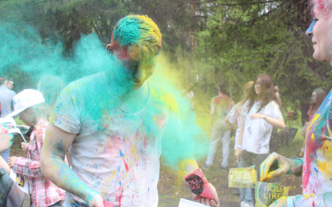 Под Сыктывкаром лето проводят ярким фестивалем Холи