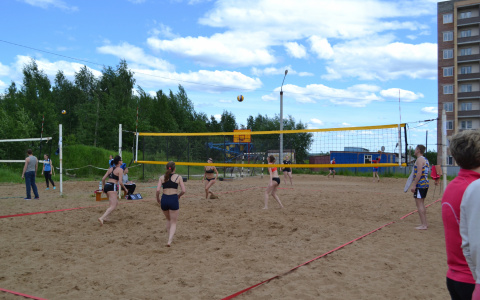 Возбуждение, бикини и песок: в Сыктывкаре прошел чемпионат по пляжному волейболу (фото)
