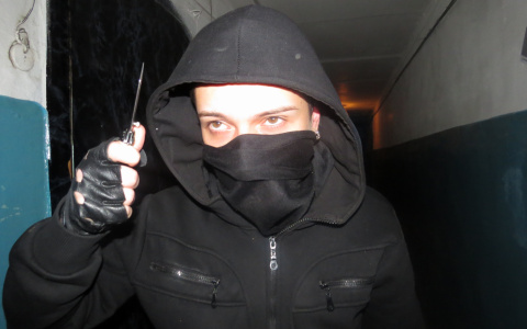 В Коми мужчина из вредности порезал колеса у автомобиля соседки