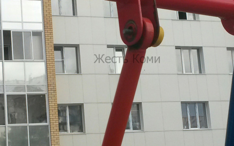 На одной из игровых площадок Сыктывкара качели могут покалечить детей