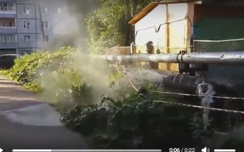 В Сыктывкаре у детского сада хлестал фонтан кипятка (видео)