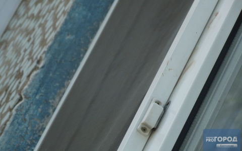 Появились фото с места трагедии, где сыктывкарка выбросилась в окно от сына-наркомана