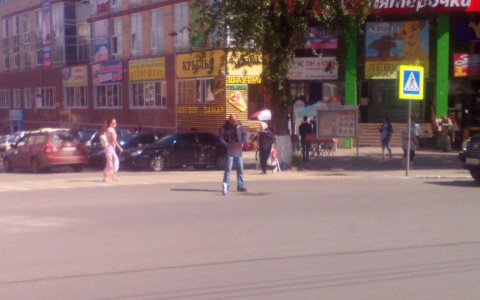 В центре Сыктывкара пьяный мужчина справлял нужду у всех на виду