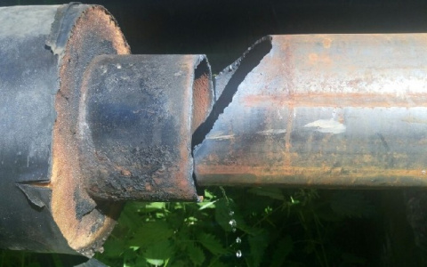 Появились фото с места аварии, где у детсада в Сыктывкаре хлестал кипяток