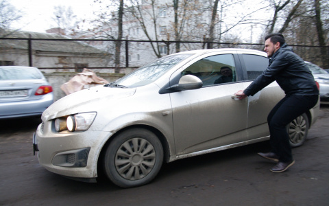 В Сыктывкаре мужчина крушил машину, внутри которой были мать с ребенком