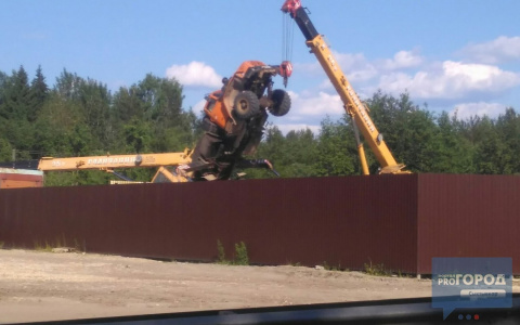 В Сыктывкаре на стройке опрокинулся автокран (фото)