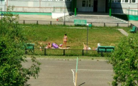 В Коми у школы загорали полуголые женщины (фото)