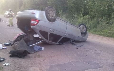 В Коми автоледи на "Приоре" разнесла автомобиль прямо на трассе (фото)