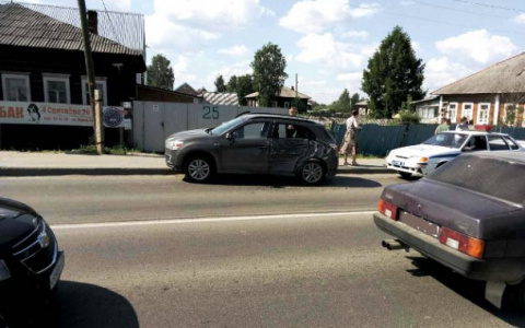 В Сыктывкаре столкнулись Nissan и Mitsubishi, пострадала женщина