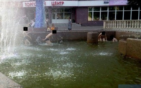 В Сыктывкаре из-за жары дети залезли в фонтан (фото)