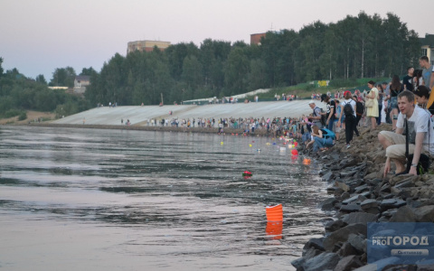 Фестиваль водных фонариков: сыктывкарцы закидали Сысолу бумагой (фото)