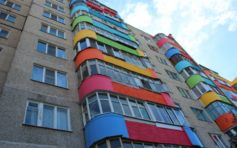 В Сыктывкаре из окна пятого этажа выпал 4-летний мальчик