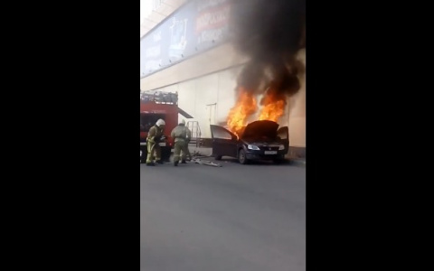 Появилось видео, как возле крупного ТЦ в Сыктывкаре полыхает автомобиль