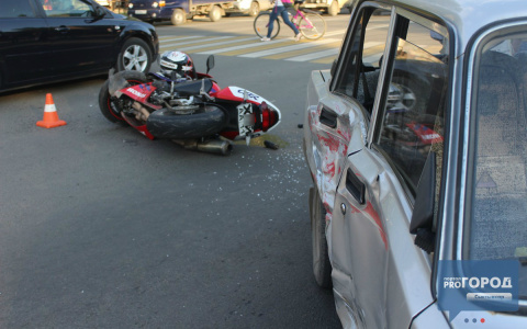 Появились фото с места ДТП в центре Сыктывкара, где сбили мотоциклиста