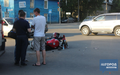 Появилось видео с места ДТП центре Сыктывкара, где сбили мотоциклиста
