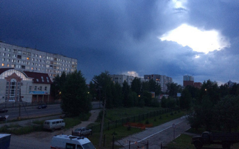 Первая гроза в Сыктывкаре: подборка фото и видео, внушающих первобытный страх