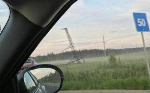 Опора высоковольтной линии в Коми сломалась от удара молнии