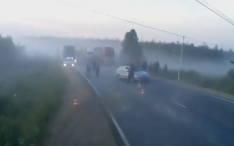 Появилось видео с места ЧП в Коми, где молния уронила опору ЛЭП
