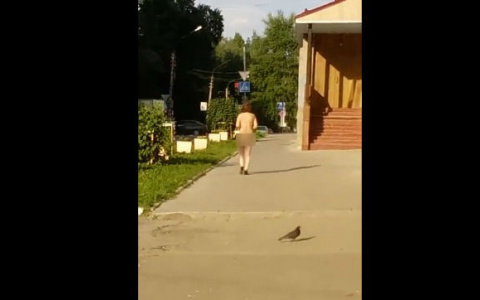 Появилось видео, как голая сыктывкарка в носках гуляет в центре города