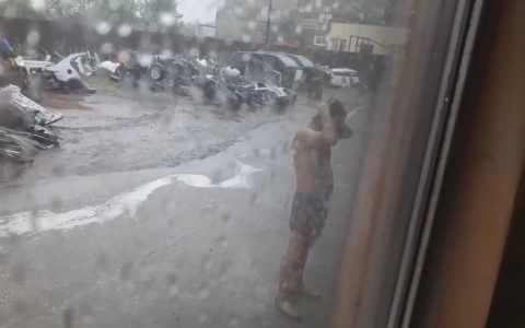 Сыктывкарец в одних трусах и туфлях мылся под водостоком на глазах людей (видео)