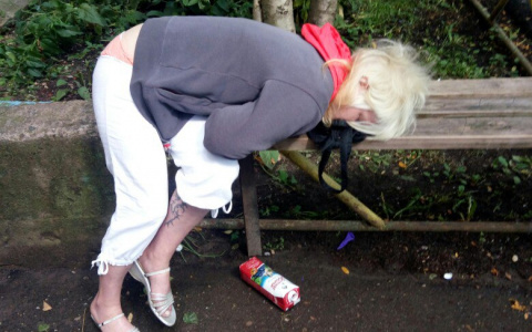 Сыктывкарка с татуировкой дракона лежала во дворе лицом в скамейку (фото)