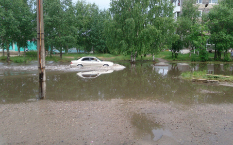 В Коми после ливней машины ушли под воду