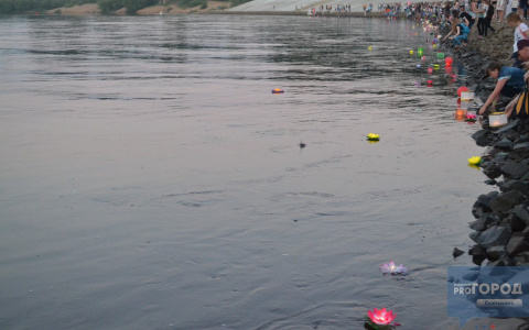 Появилось видео с фестиваля водных фонариков в Сыктывкаре с высоты птичьего полета