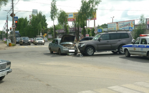 В Сыктывкаре наглость водителя Mitsubishi закончилась трагедией для "Лады"