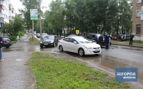 В центре Сыктывкара из-за глупого ДТП пробка растянулась на два квартала (фото, видео)