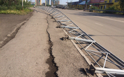 В Коми пешеходное ограждение развалилось на дороге «веером» (фото)