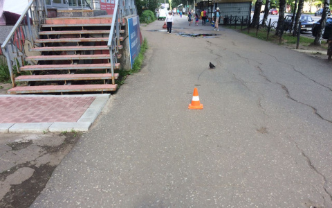 На тротуаре в центре Сыктывкара велосипедист сбил трехлетнего ребенка
