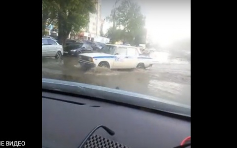 Появилось видео, как в Сыктывкаре полицейская машина форсирует реку на дороге после ливня
