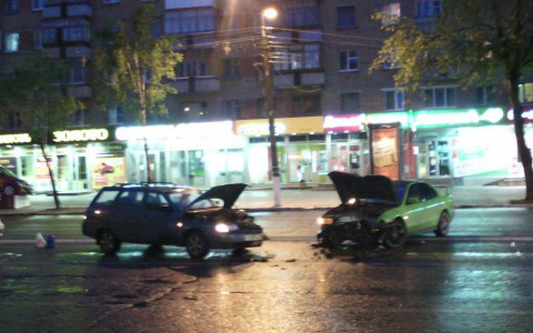 В Сыктывкаре дрифт по «кольцу» закончился лобовым столкновением (фото)