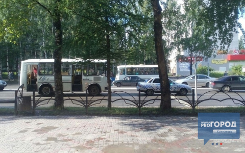 В Сыктывкаре на «кольце» автобус догнал автомобиль такси (фото)