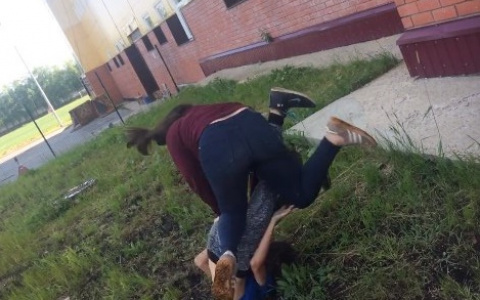 В Коми две девочки-подростка жестоко подрались из-за поцелуев с подругой (фото)